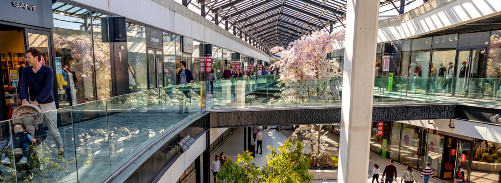 Photo du centre commercial One Nation Paris au printemps, les allées du centre, magasin outlet Paris