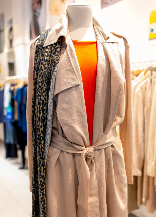 Photo d'un mannequin avec trench chez One Nation, magasin outlet Paris