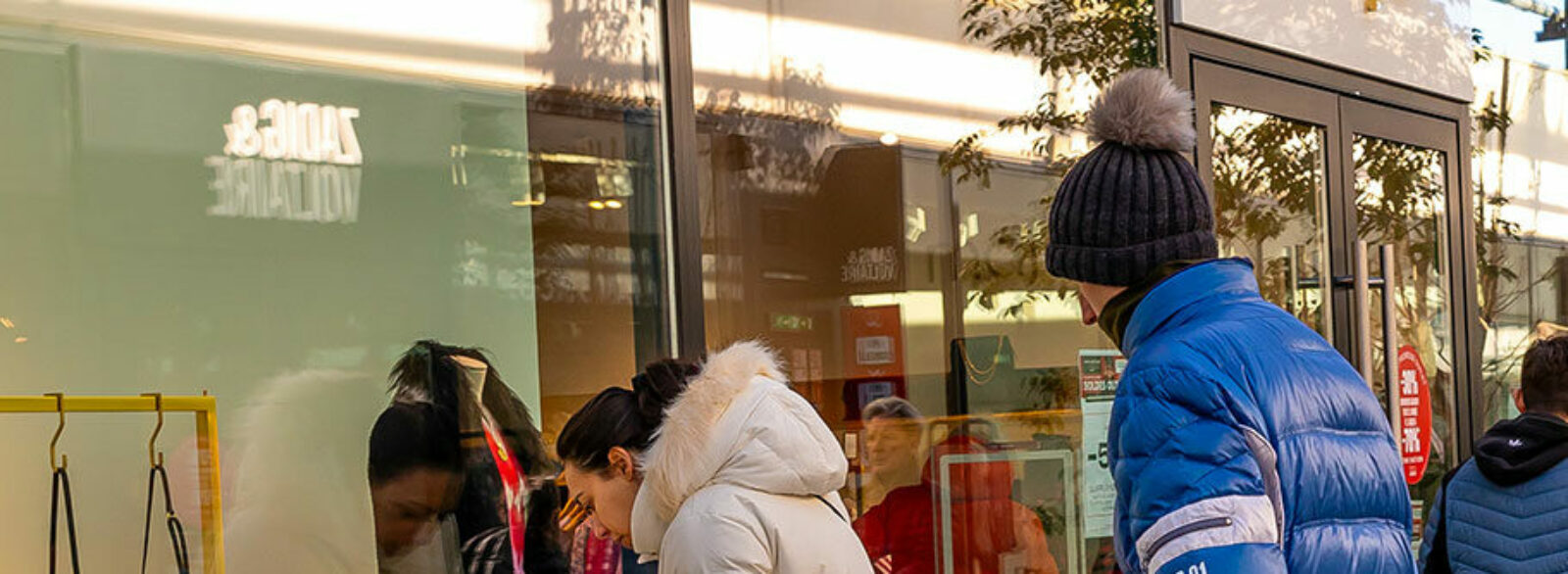 Photo du centre commercial One Nation Paris, avec des clients profitant des soldes hiver outlet au centre