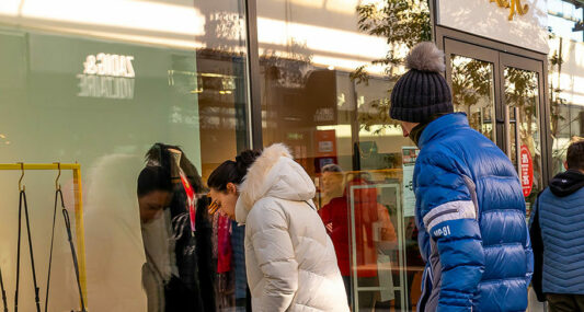 Photo du centre commercial One Nation Paris, avec des clients profitant des soldes hiver outlet au centre
