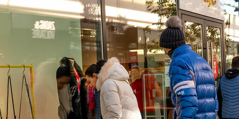 Photo du centre commercial One Nation Paris, avec des clients profitant des soldes hiver outlet au centre