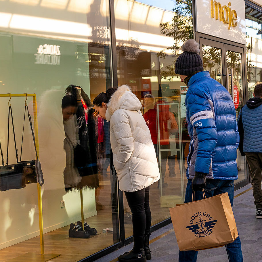 Photo du centre commercial One Nation Paris, avec des clients profitant des soldes hiver outlet au centre