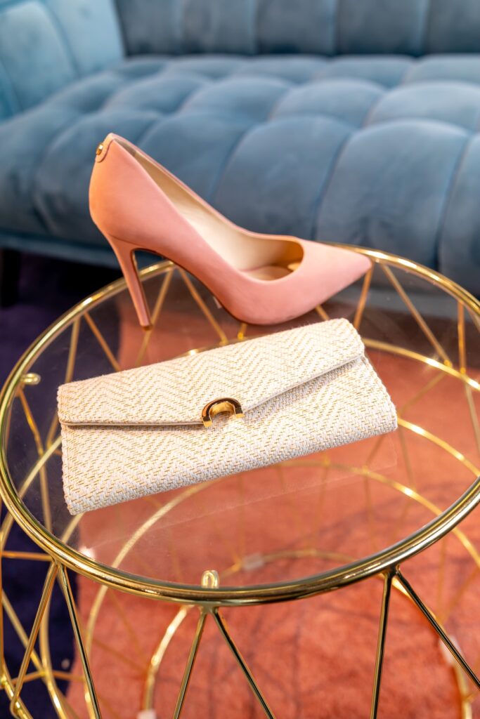 photo d'un escarpin et d'un sac de femme, exemples de vêtements cérémonie outlet Paris et accessoires proposés chez One Nation Paris