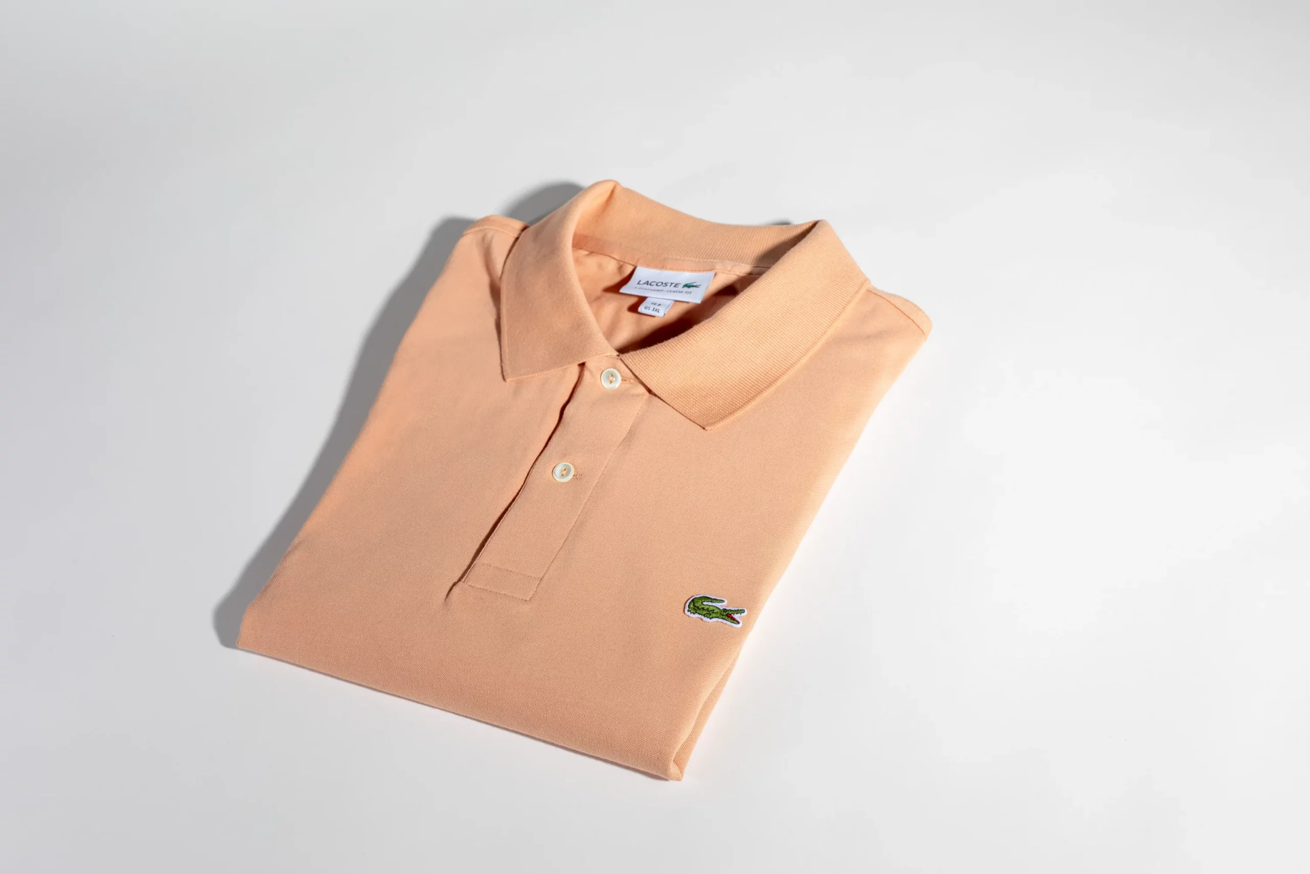 photo d'un polo Lacoste rose, belle idée cadeau Fête des Pères mode outlet chez One Nation Paris